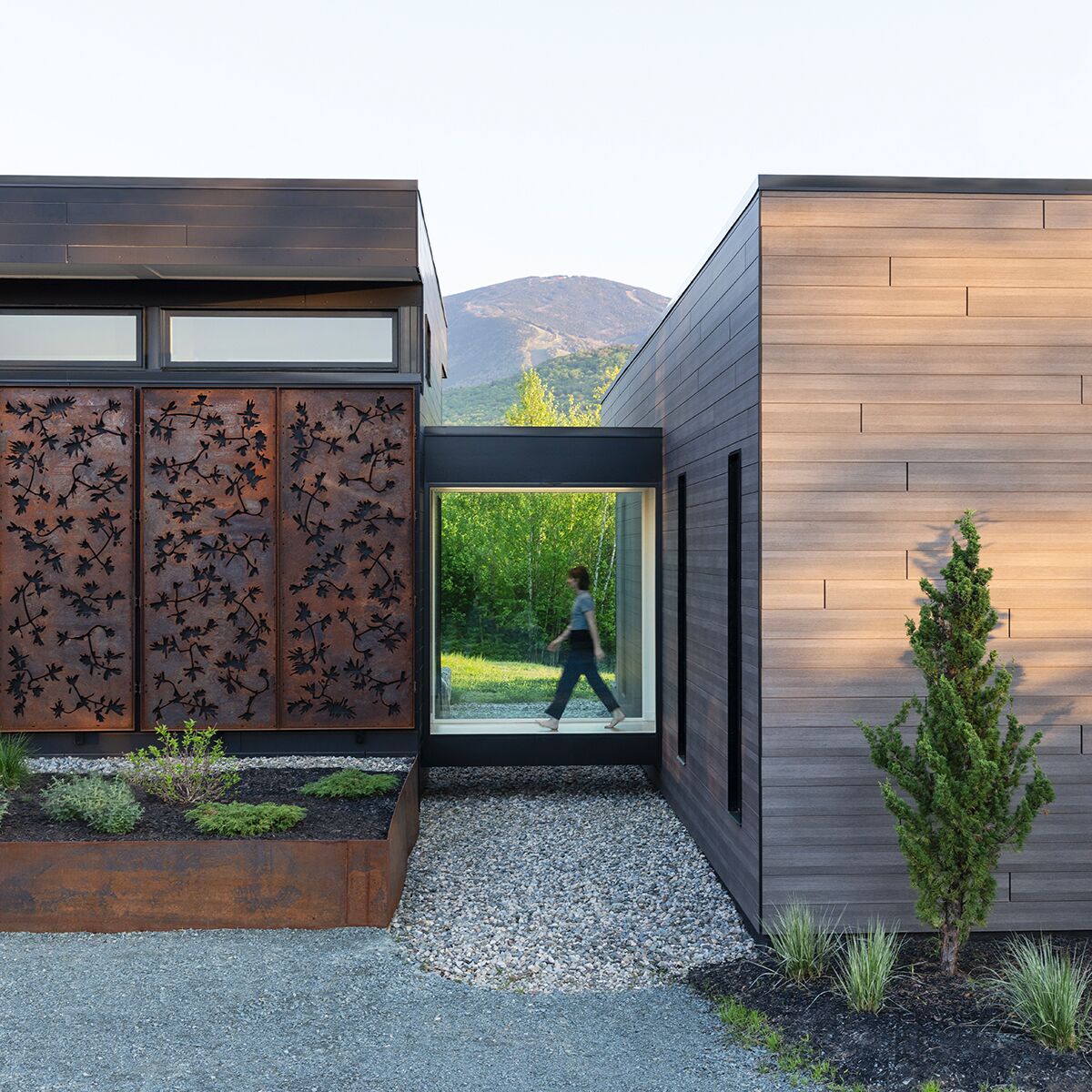 JPG-Marvin_Modern_NotchHouse_Ext_MDG_MCA_MAWN_Cl_wModel_Back_P249902_M_1200x1200